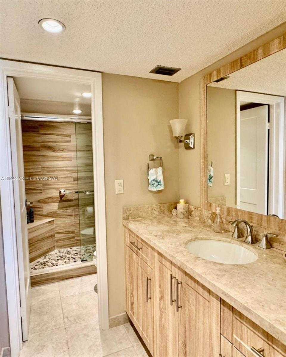 Small Image of 2625 COLLINS AVE #305, Miami Beach Number 15