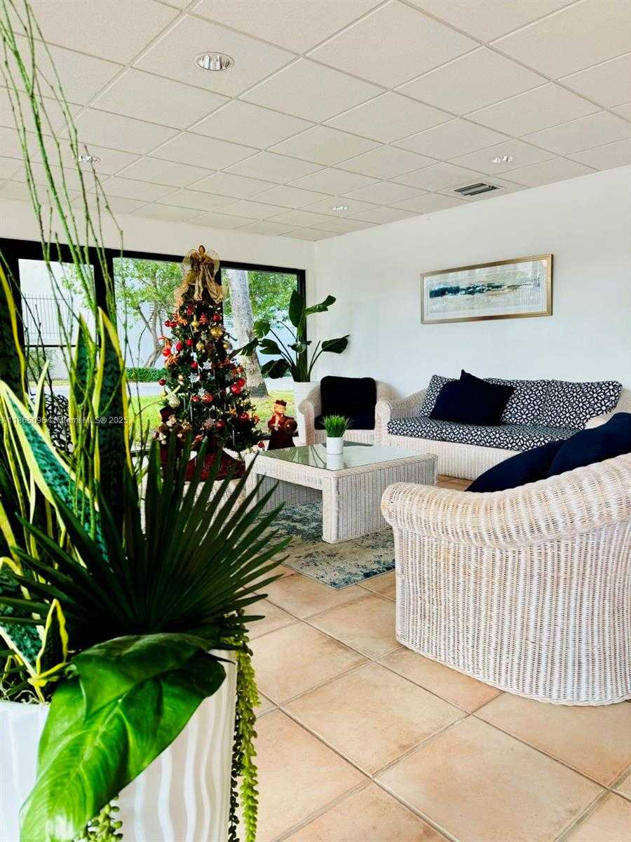 Small Image of 2625 COLLINS AVE #305, Miami Beach Number 16