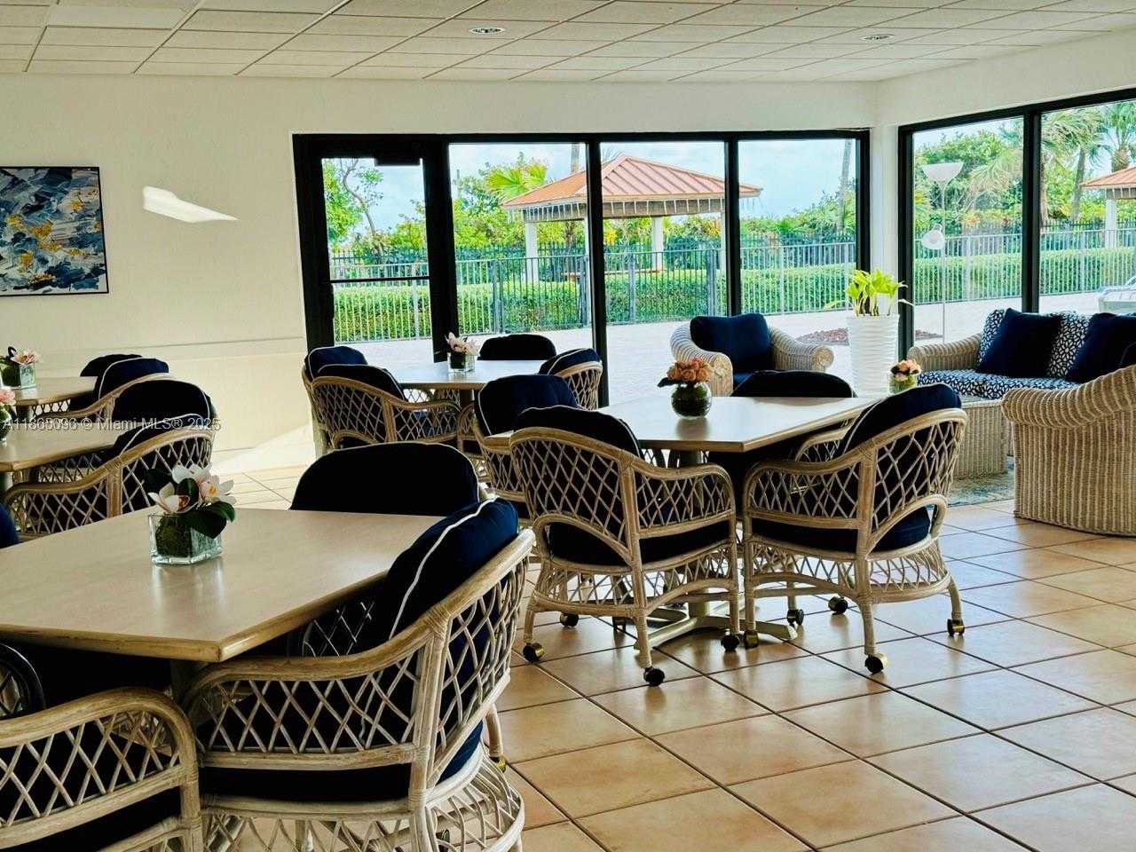 Small Image of 2625 COLLINS AVE #305, Miami Beach Number 18