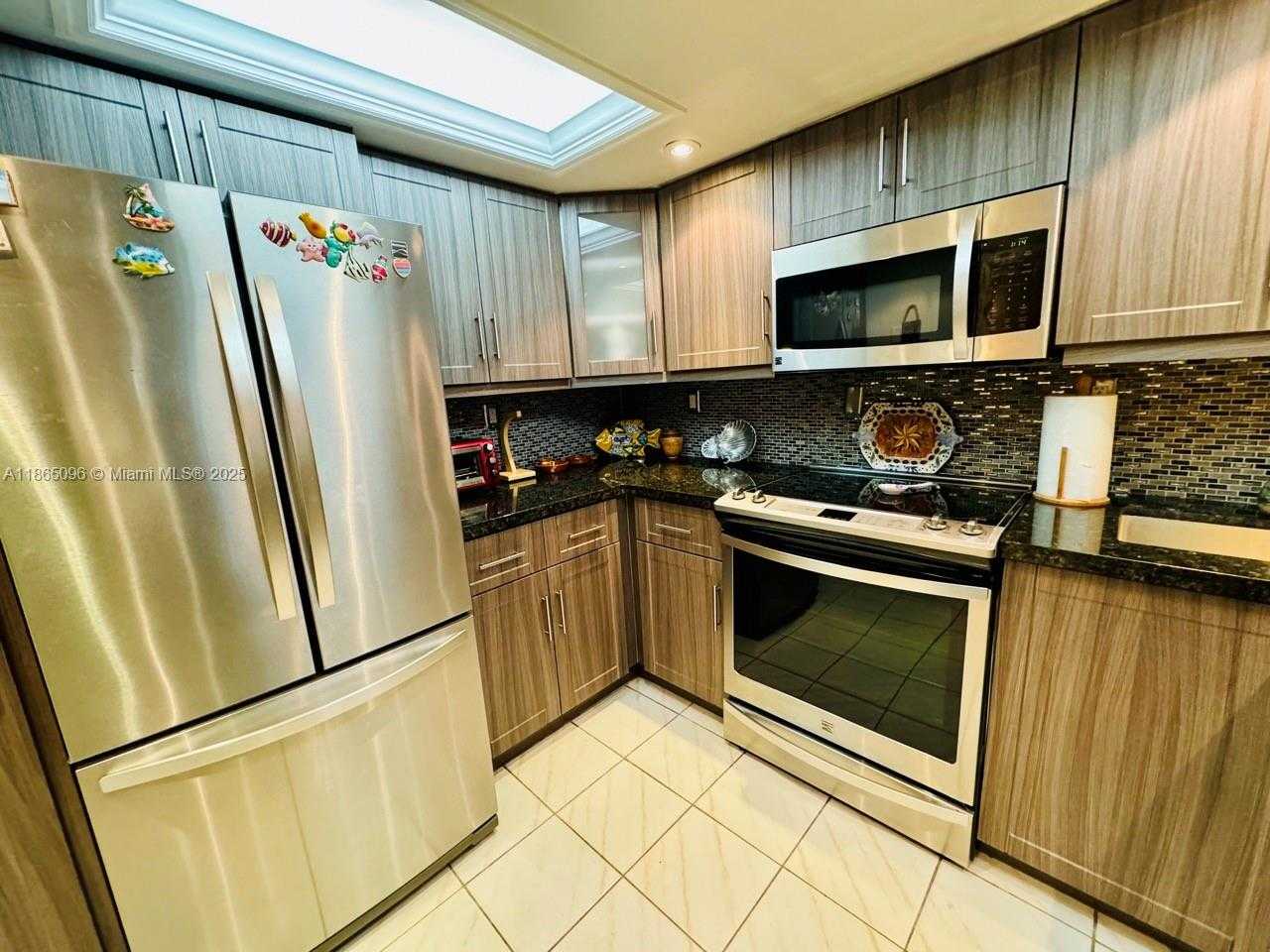 Small Image of 2625 COLLINS AVE #305, Miami Beach Number 4