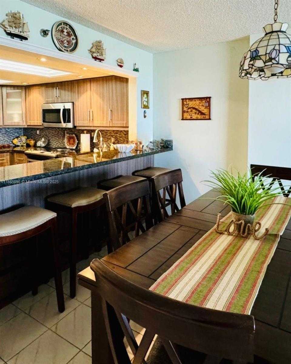 Small Image of 2625 COLLINS AVE #305, Miami Beach Number 5