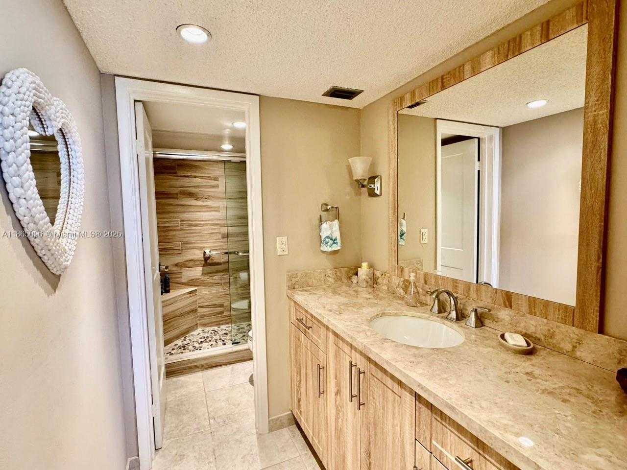 Small Image of 2625 COLLINS AVE #305, Miami Beach Number 8