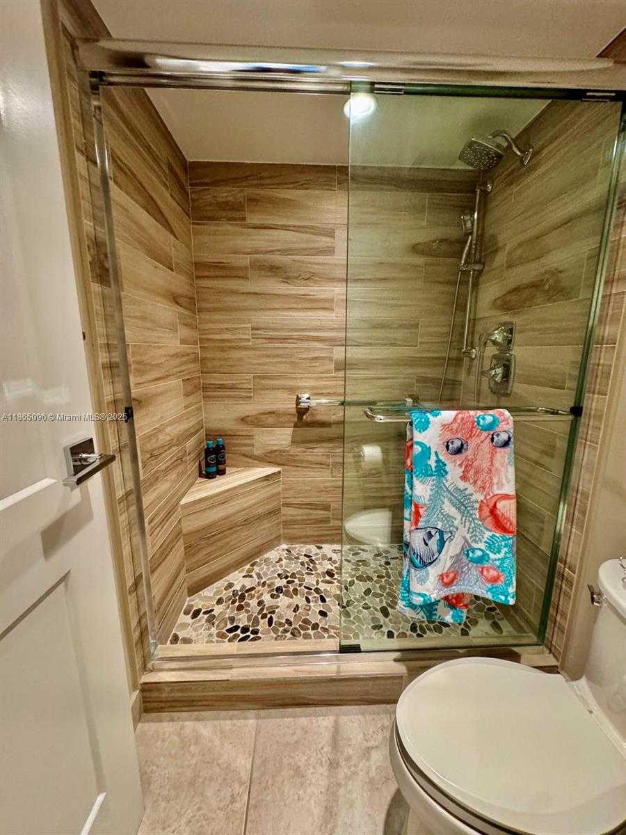 Small Image of 2625 COLLINS AVE #305, Miami Beach Number 9