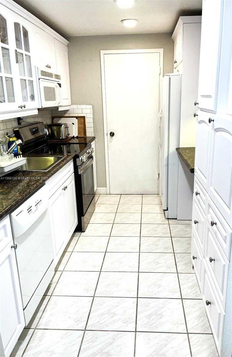 Small Image of 5401 COLLINS AVE #1020, Miami Beach Number 18