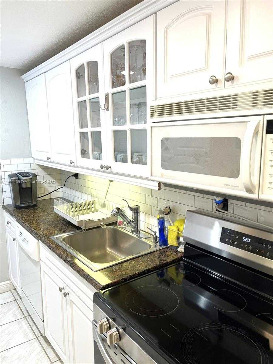 Small Image of 5401 COLLINS AVE #1020, Miami Beach Number 19
