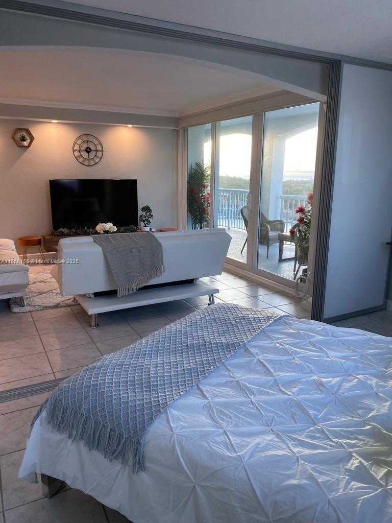 Small Image of 5401 COLLINS AVE #1020, Miami Beach Number 47