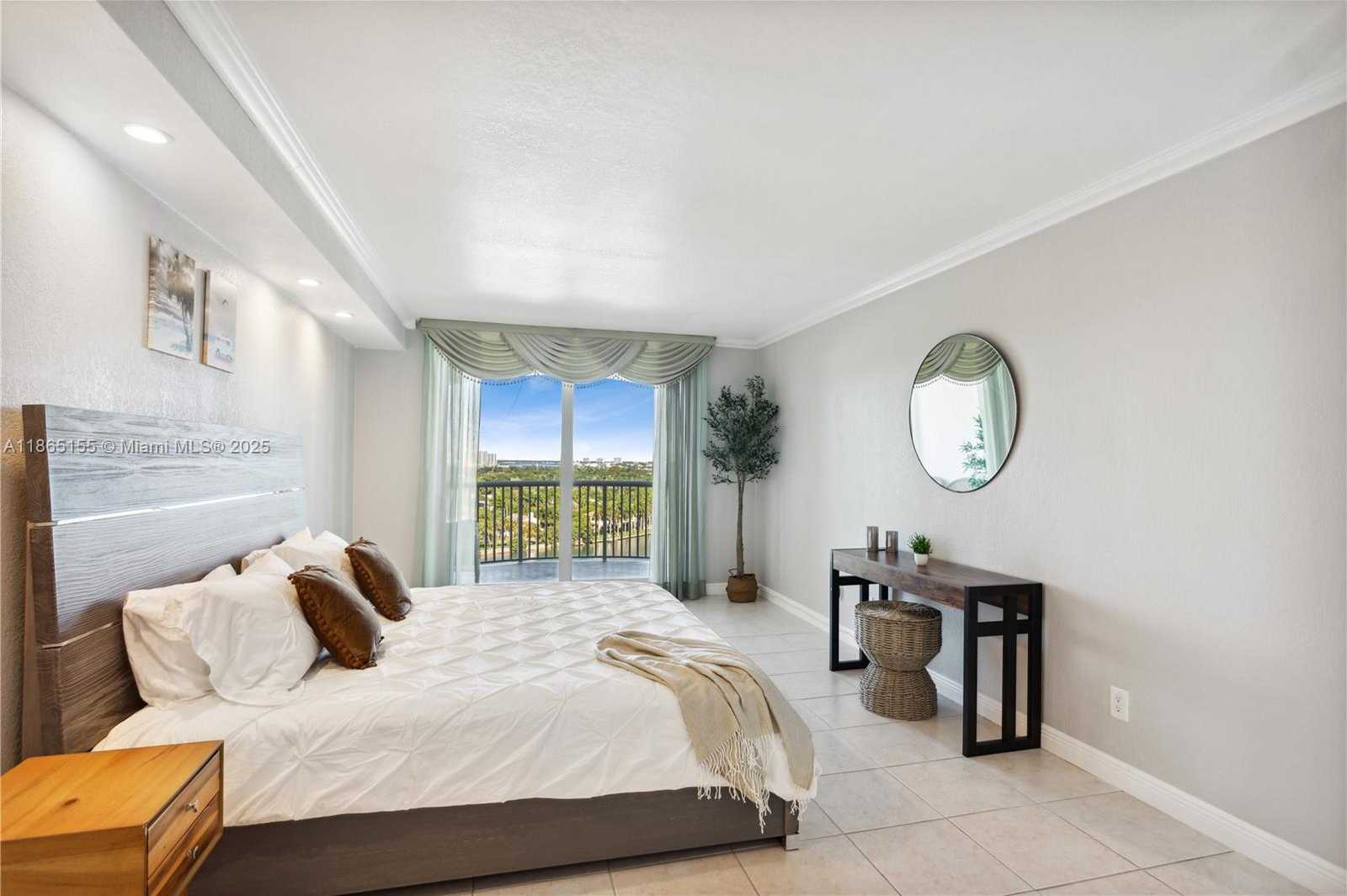 Small Image of 5401 COLLINS AVE #1020, Miami Beach Number 8