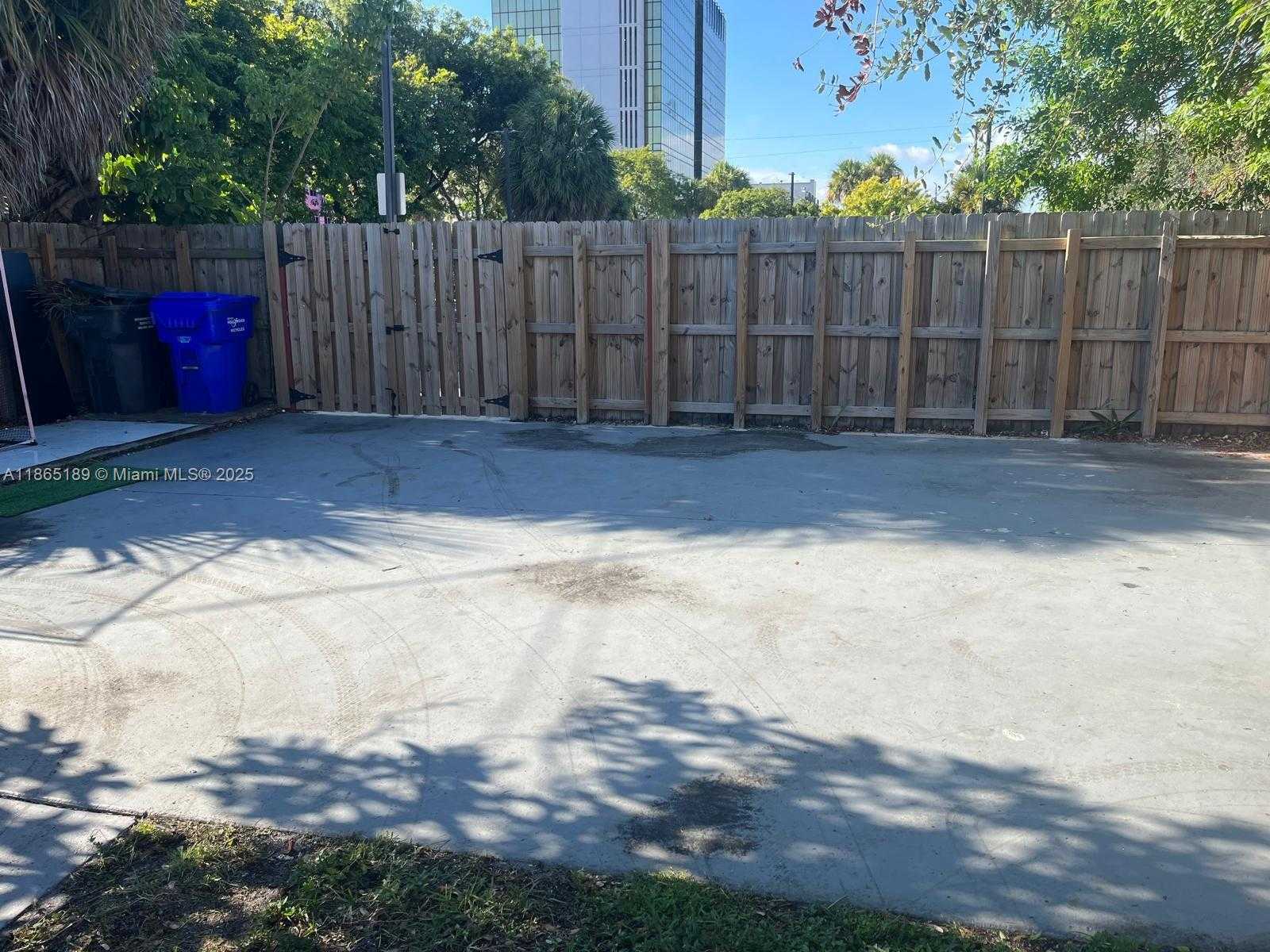 Small Image of Hollywood Number 18