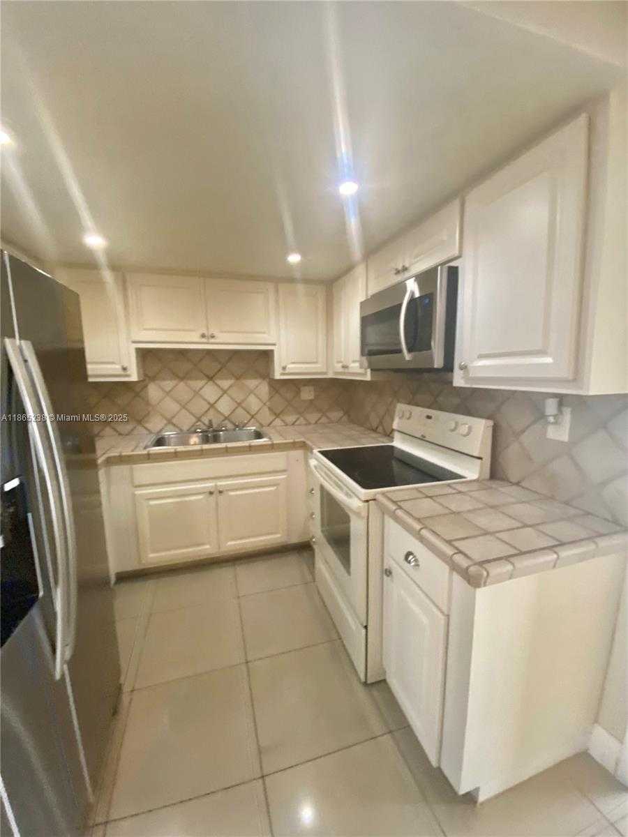 Small Image of 13953 KENDALE LAKES CIR #210B, Miami Number 19