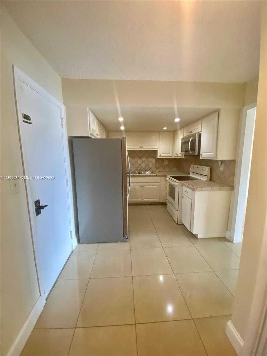Small Image of 13953 KENDALE LAKES CIR #210B, Miami Number 20