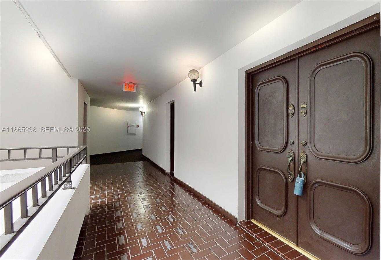 Small Image of 13953 KENDALE LAKES CIR #210B, Miami Number 27