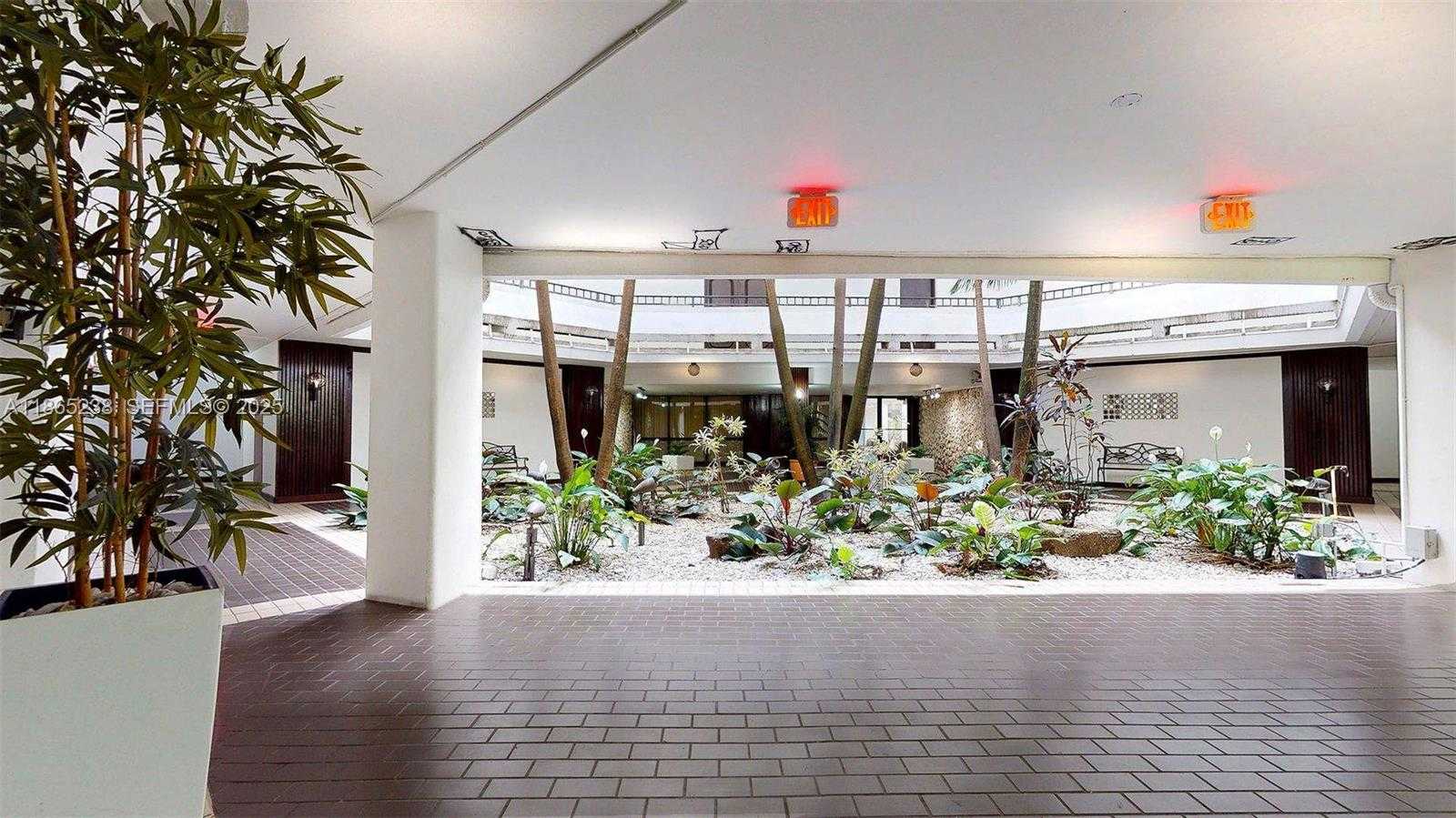 Small Image of 13953 KENDALE LAKES CIR #210B, Miami Number 29