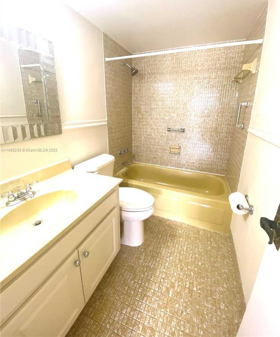 Small Image of 13953 KENDALE LAKES CIR #210B, Miami Number 3