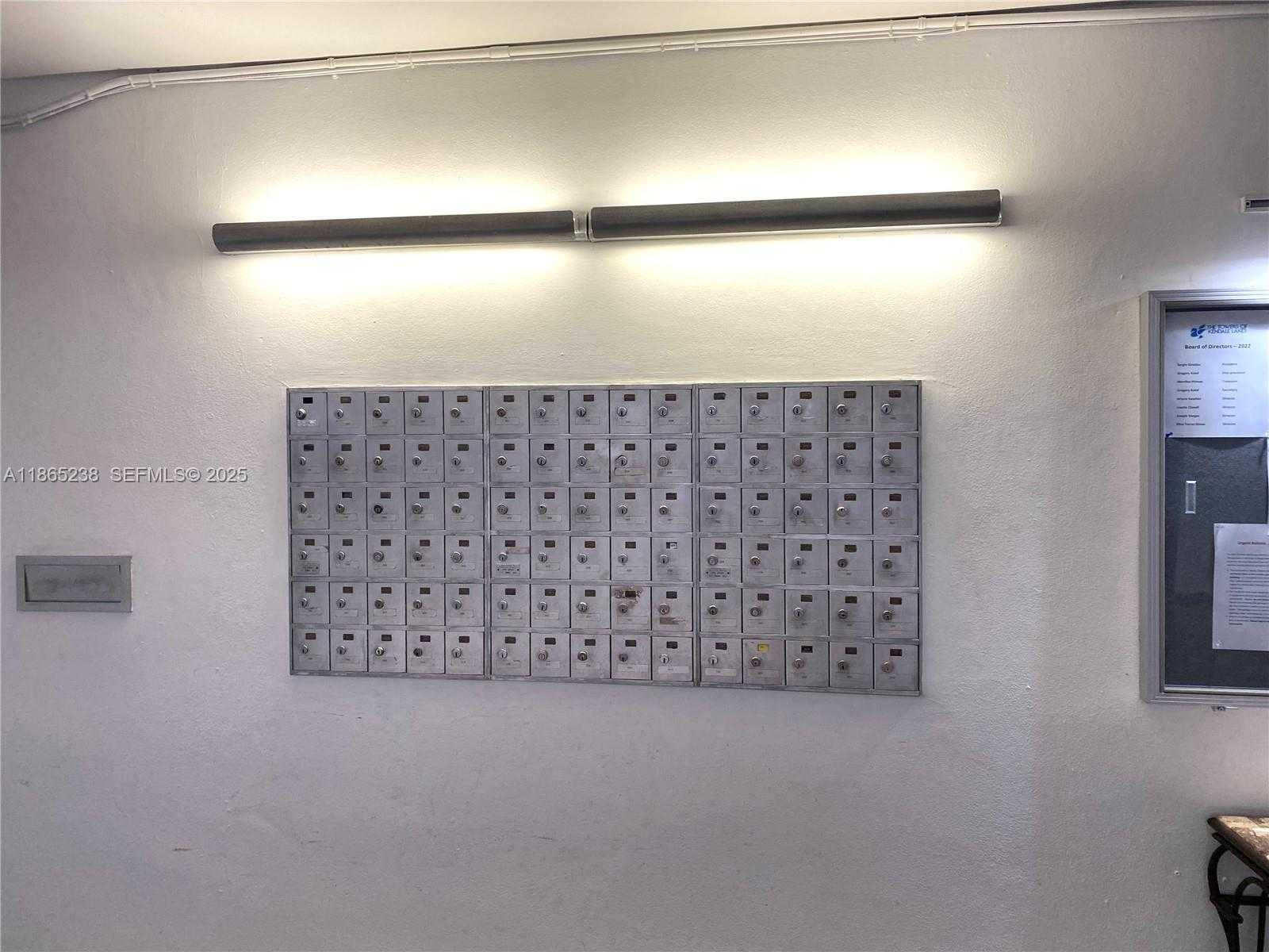 Small Image of 13953 KENDALE LAKES CIR #210B, Miami Number 32