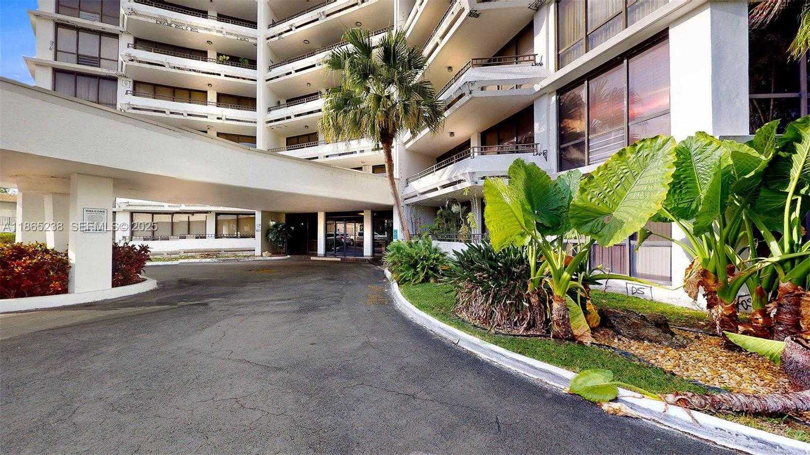 Small Image of 13953 KENDALE LAKES CIR #210B, Miami Number 33