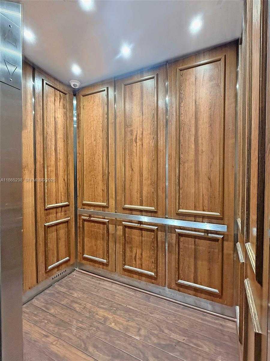 Small Image of 13953 KENDALE LAKES CIR #210B, Miami Number 35