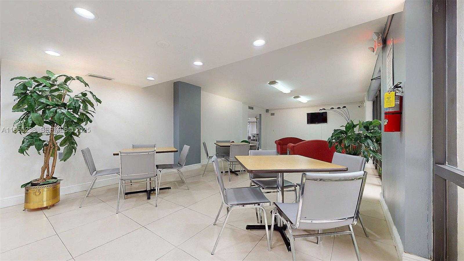 Small Image of 13953 KENDALE LAKES CIR #210B, Miami Number 38