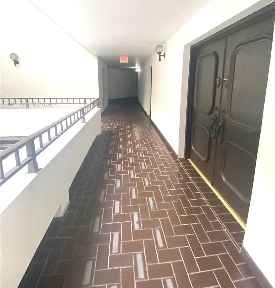 Small Image of 13953 KENDALE LAKES CIR #210B, Miami Number 4