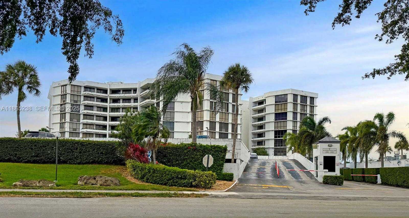 Small Image of 13953 KENDALE LAKES CIR #210B, Miami Number 49