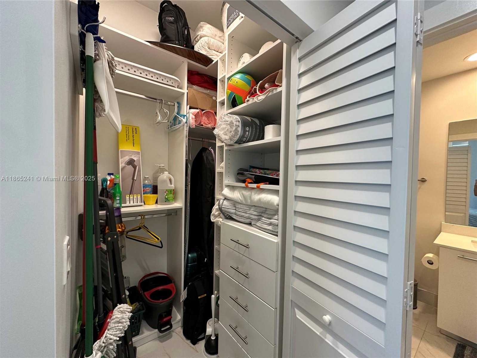 Small Image of 950 BRICKELL BAY DR #5106, Miami Number 37