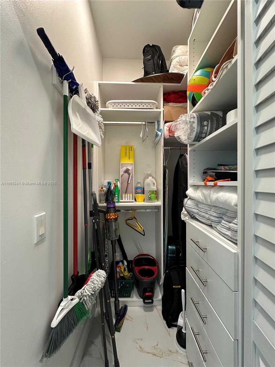Small Image of 950 BRICKELL BAY DR #5106, Miami Number 38