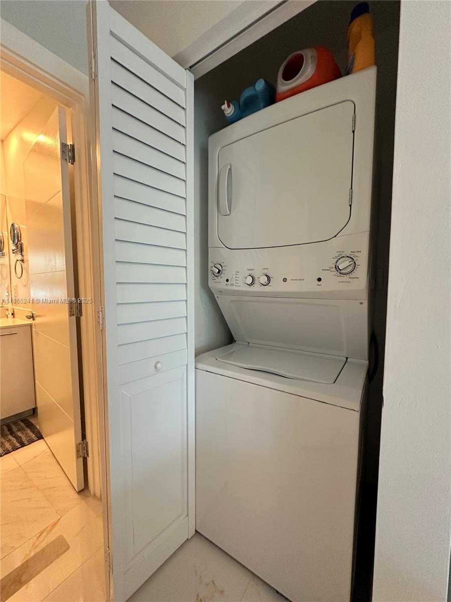 Small Image of 950 BRICKELL BAY DR #5106, Miami Number 40