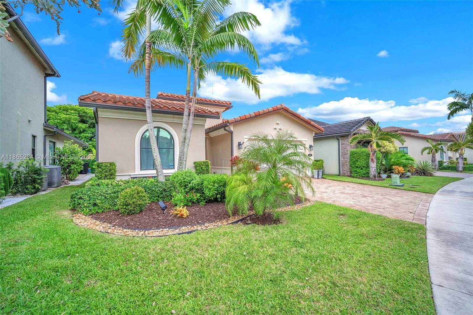 Small Image of 1281 SOUTH WEST 113TH WAY #1281, Pembroke Pines Number 2