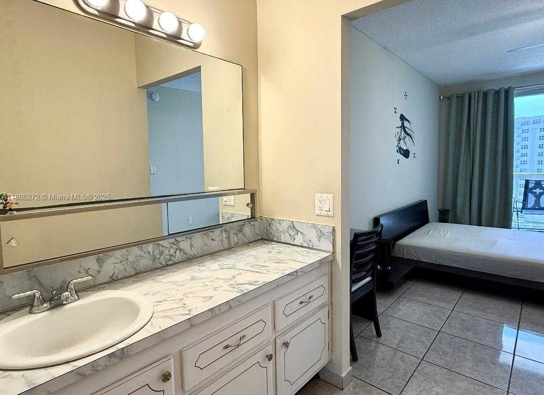 Small Image of 1817 SOUTH OCEAN DR #PH27, Hallandale Beach Number 15
