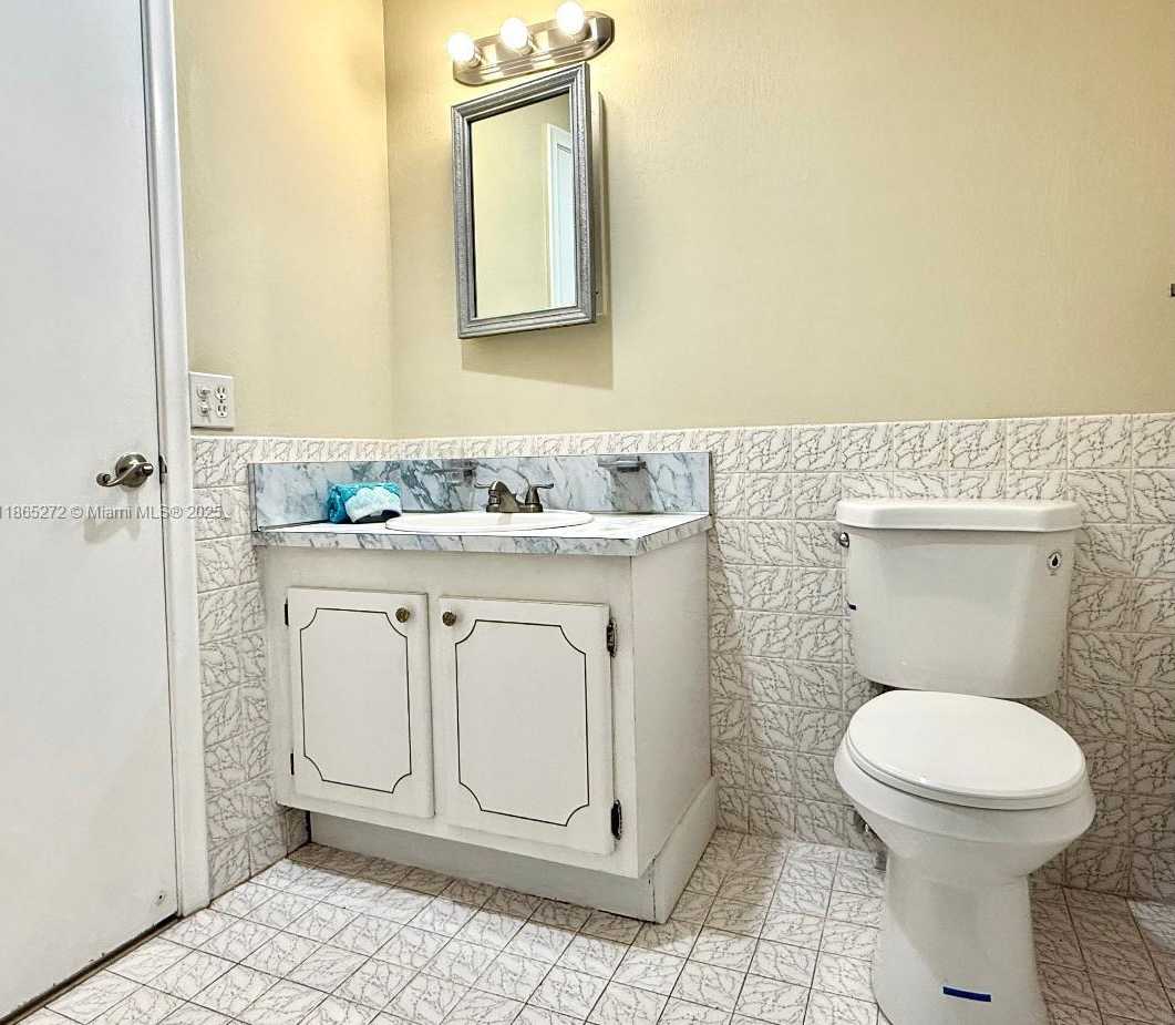 Small Image of 1817 SOUTH OCEAN DR #PH27, Hallandale Beach Number 21