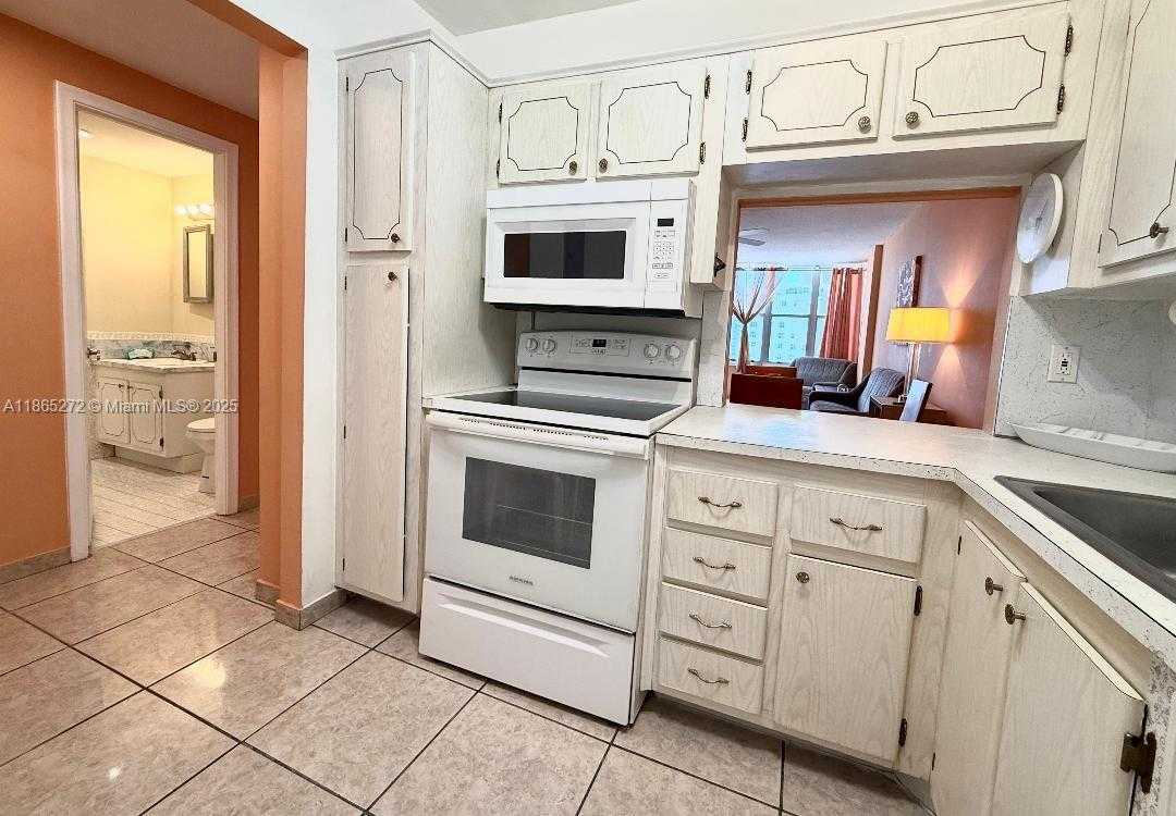 Small Image of 1817 SOUTH OCEAN DR #PH27, Hallandale Beach Number 22