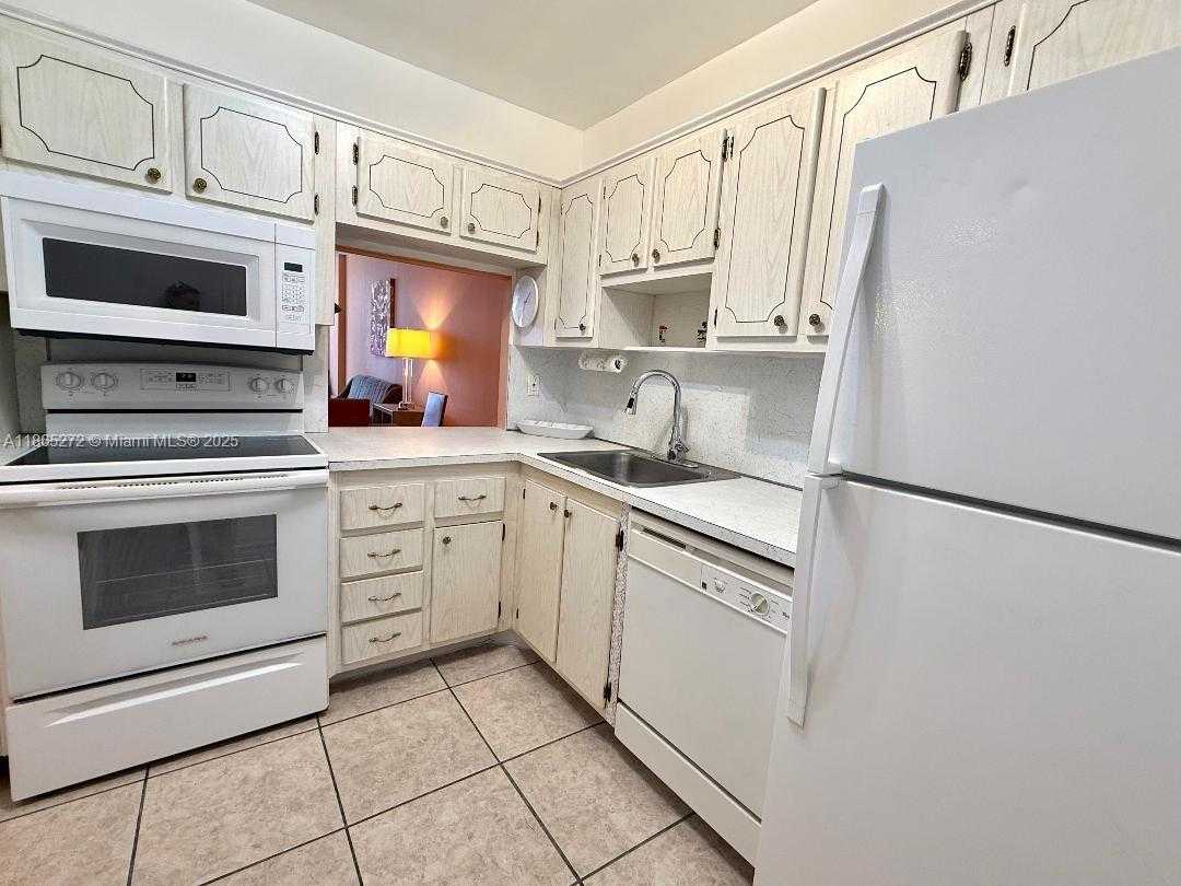 Small Image of 1817 SOUTH OCEAN DR #PH27, Hallandale Beach Number 25