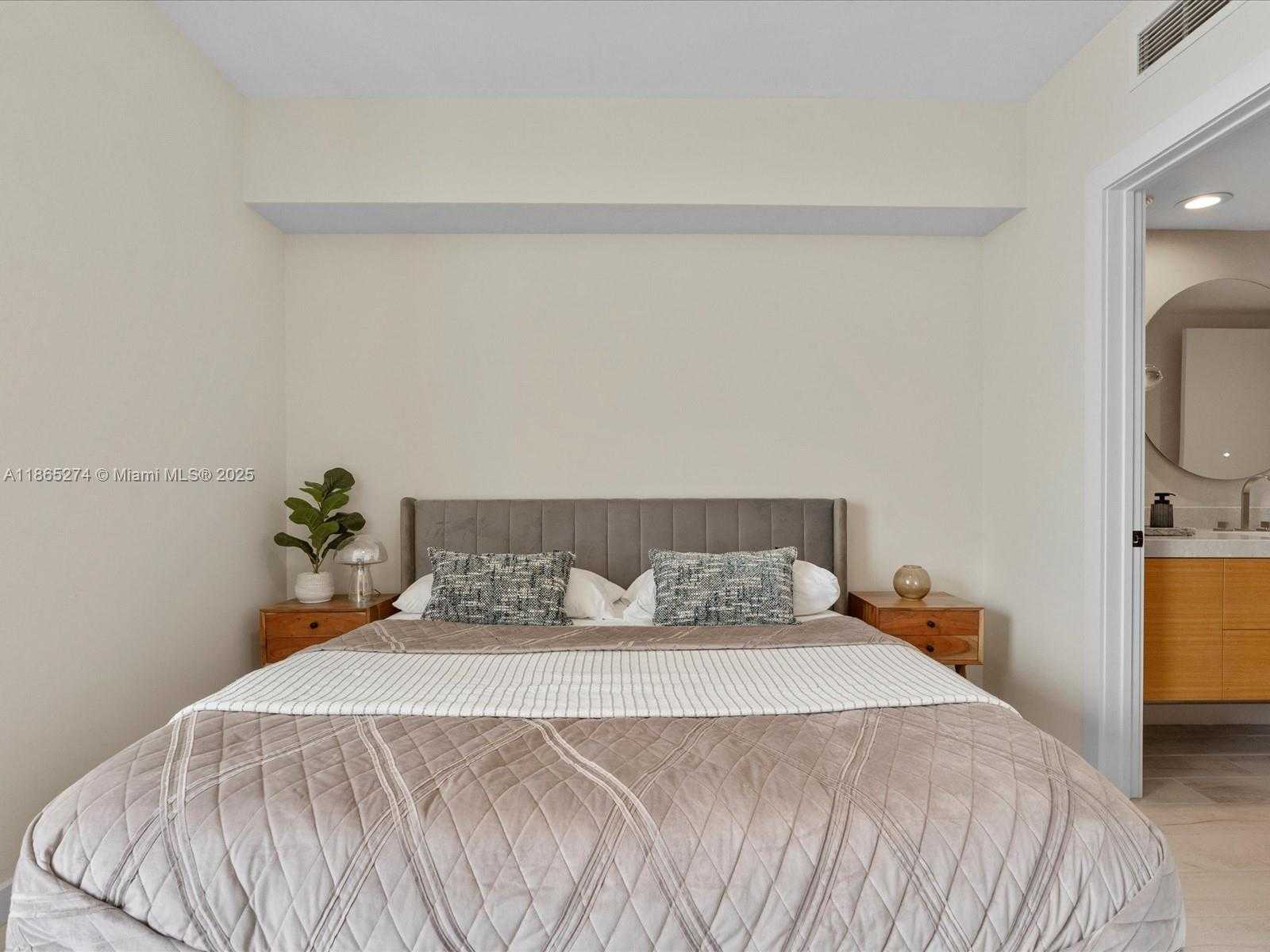 Small Image of 465 BRICKELL AVE #4905, Miami Number 21