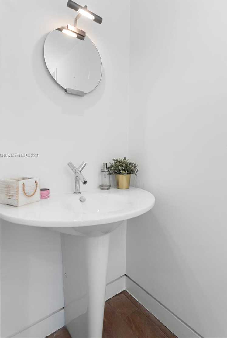 Small Image of 801 NORTH VENETIAN DR #504, Miami Number 15