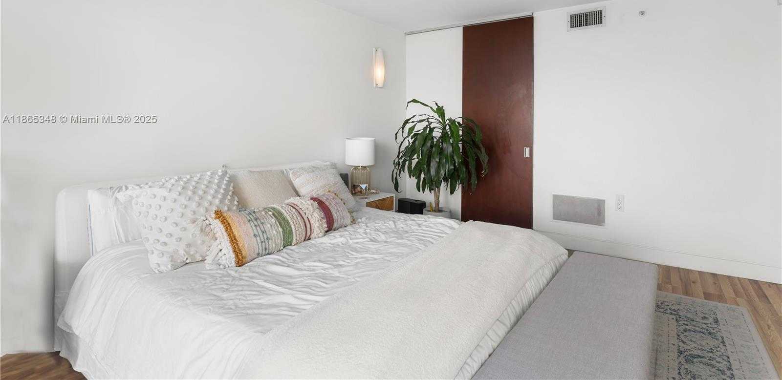 Small Image of 801 NORTH VENETIAN DR #504, Miami Number 16