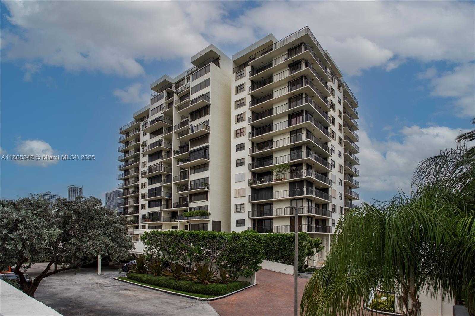 Small Image of 801 NORTH VENETIAN DR #504, Miami Number 26