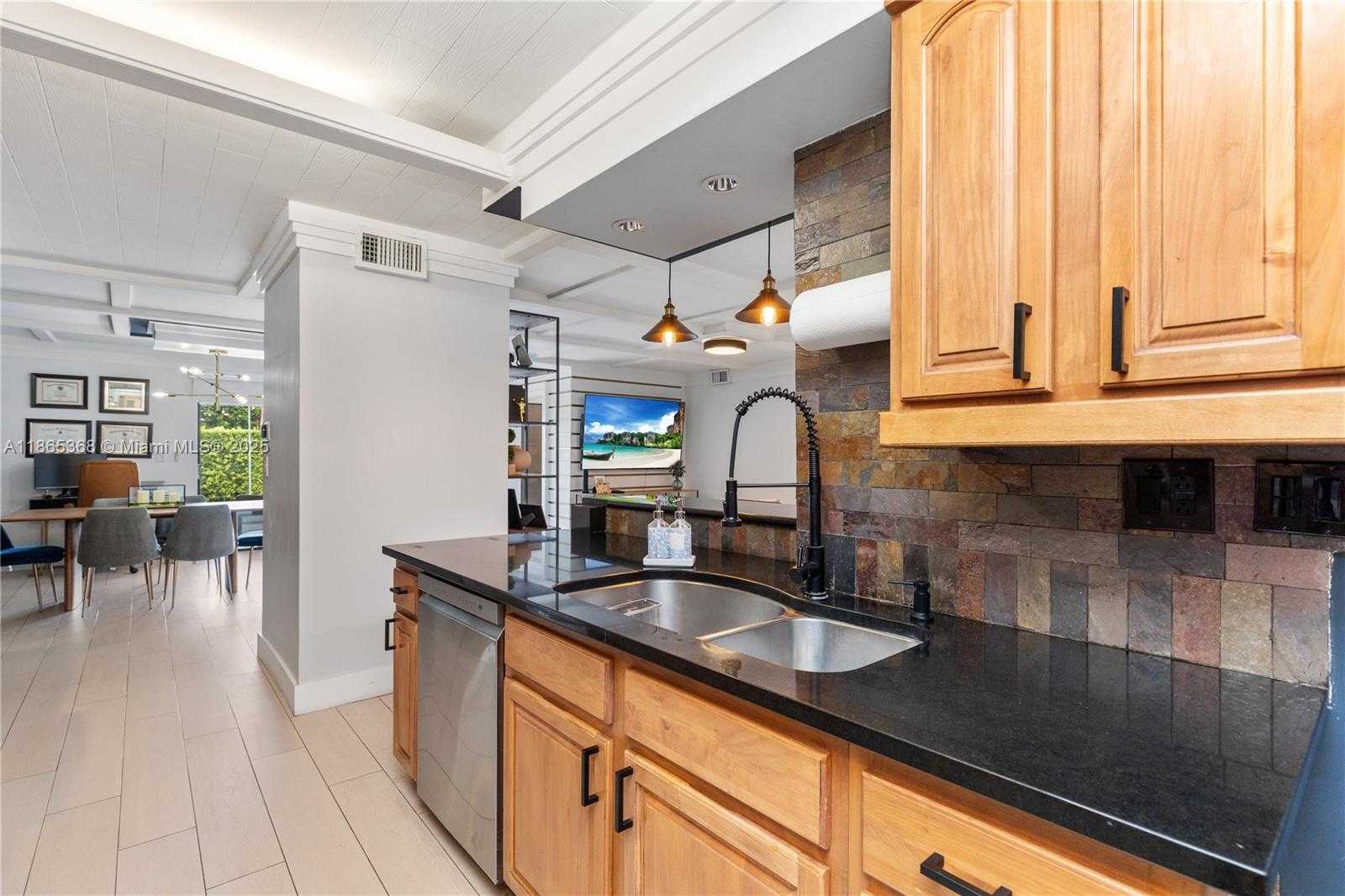Small Image of 7225 COLDSTREAM DR #7225, Hialeah Number 23