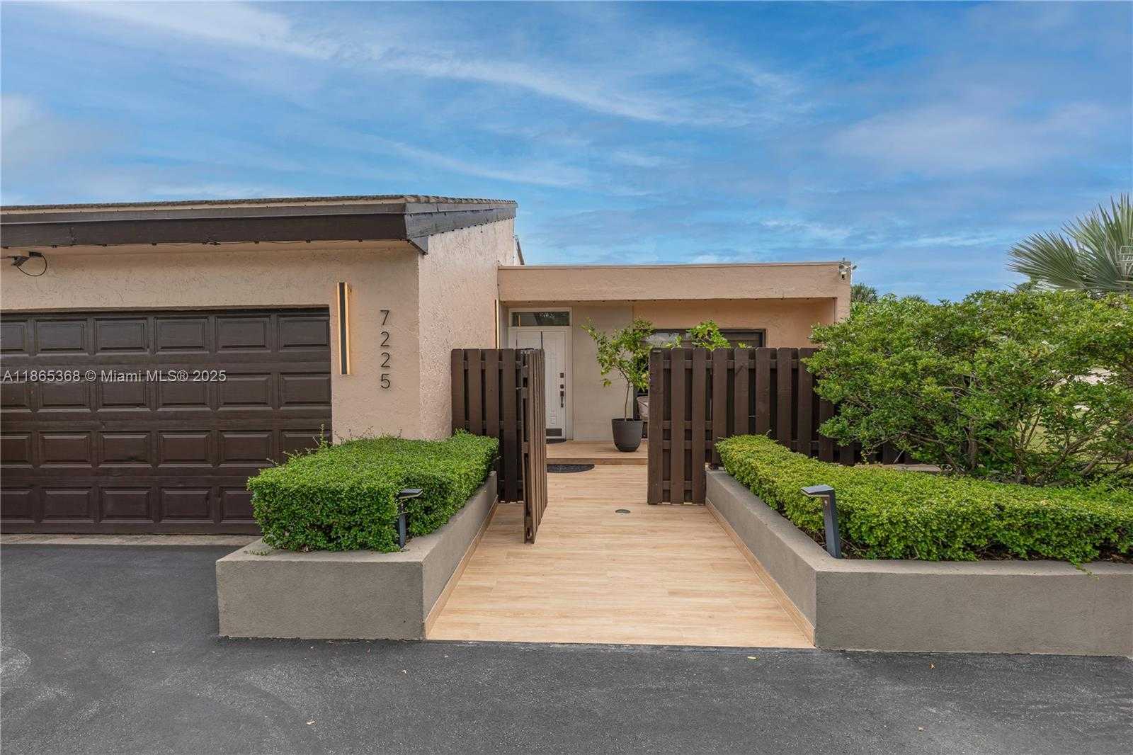 Small Image of 7225 COLDSTREAM DR #7225, Hialeah Number 3