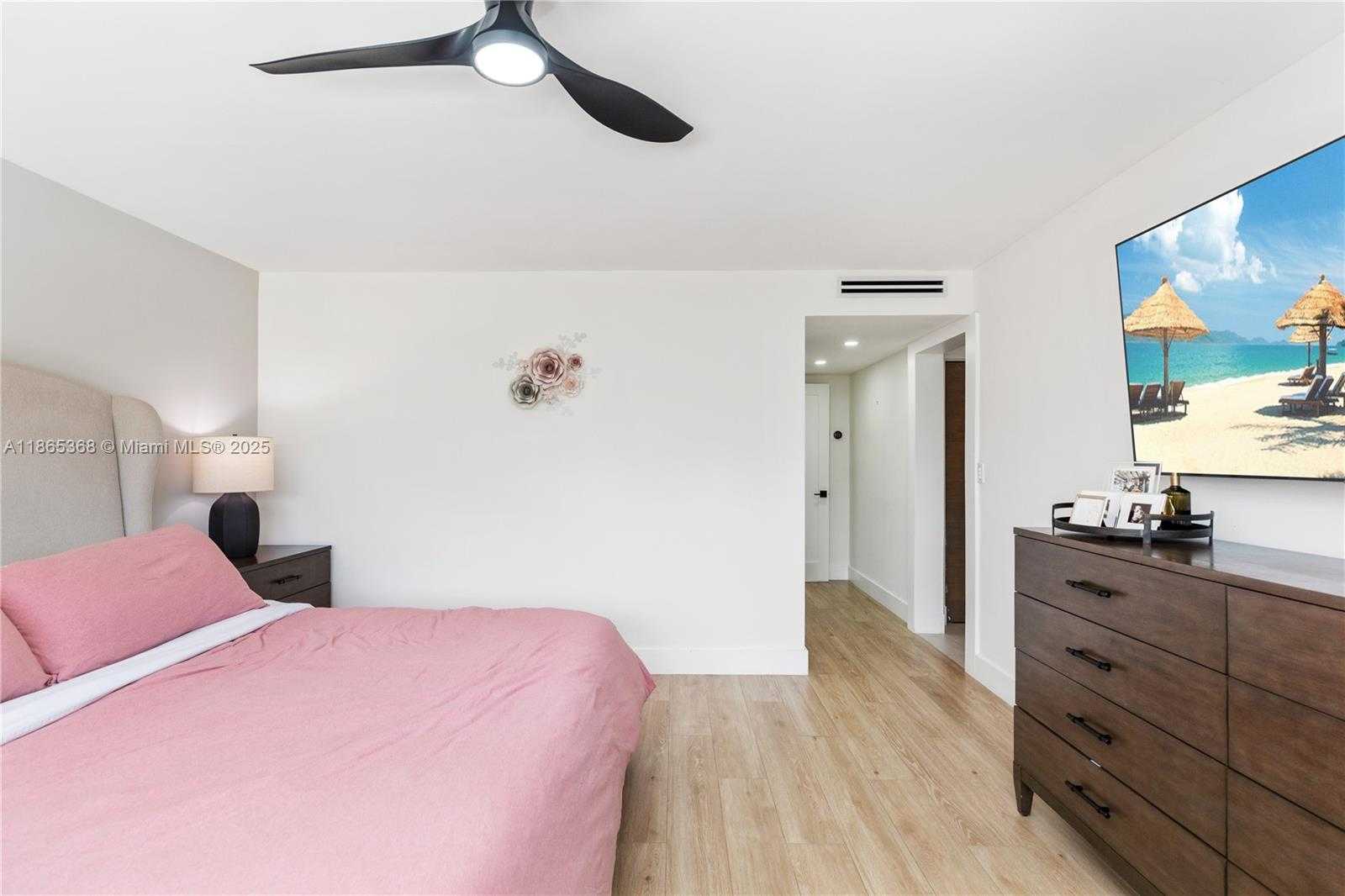 Small Image of 7225 COLDSTREAM DR #7225, Hialeah Number 37