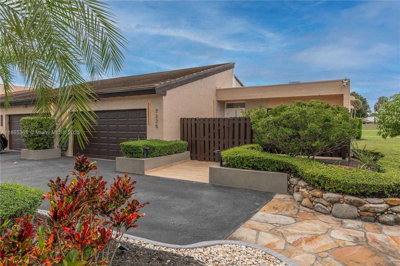 Small Image of 7225 COLDSTREAM DR #7225, Hialeah Number 4