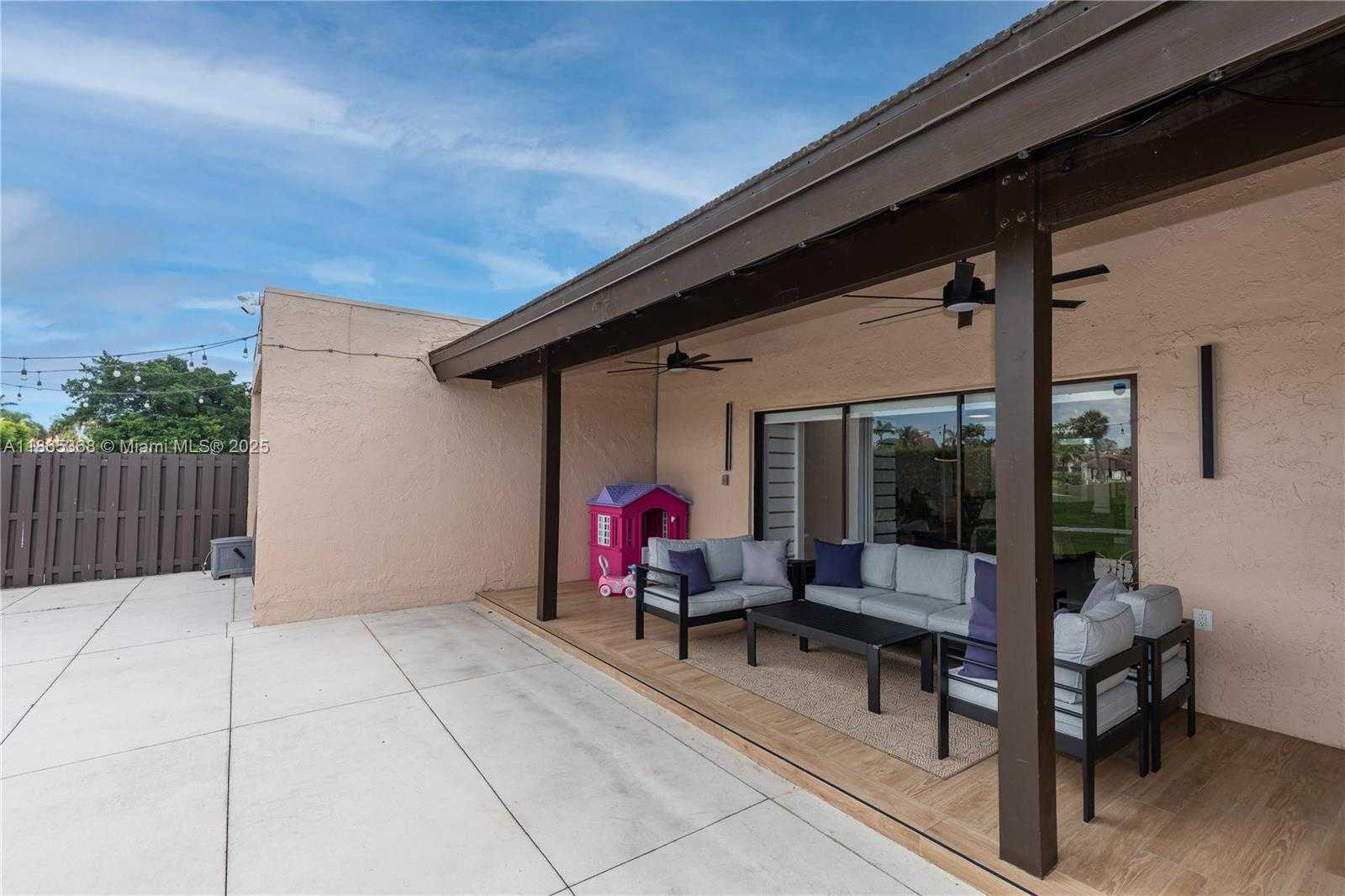 Small Image of 7225 COLDSTREAM DR #7225, Hialeah Number 48