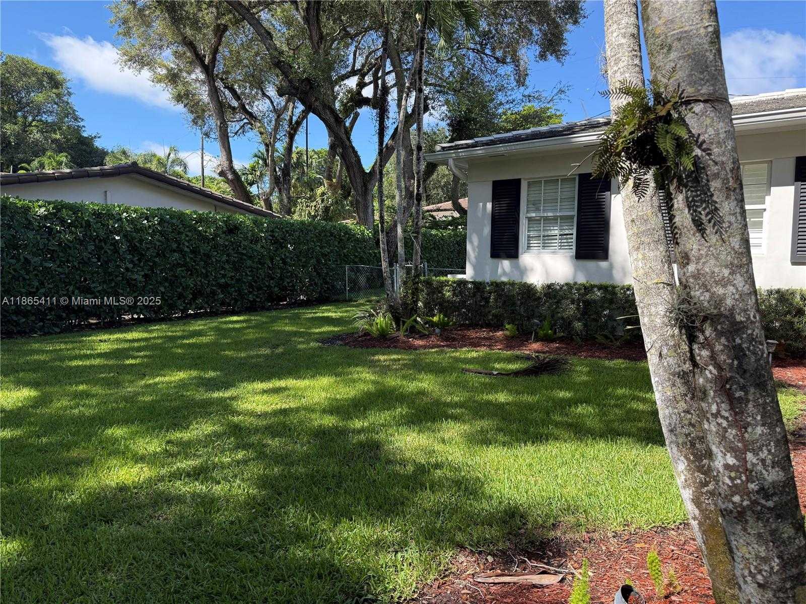 Small Image of 3618 PALMARITO ST, Coral Gables Number 2