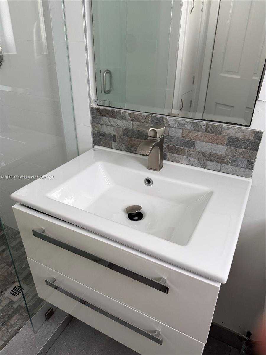 Small Image of 3618 PALMARITO ST, Coral Gables Number 38