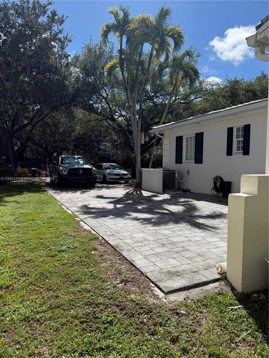 Small Image of 3618 PALMARITO ST, Coral Gables Number 6