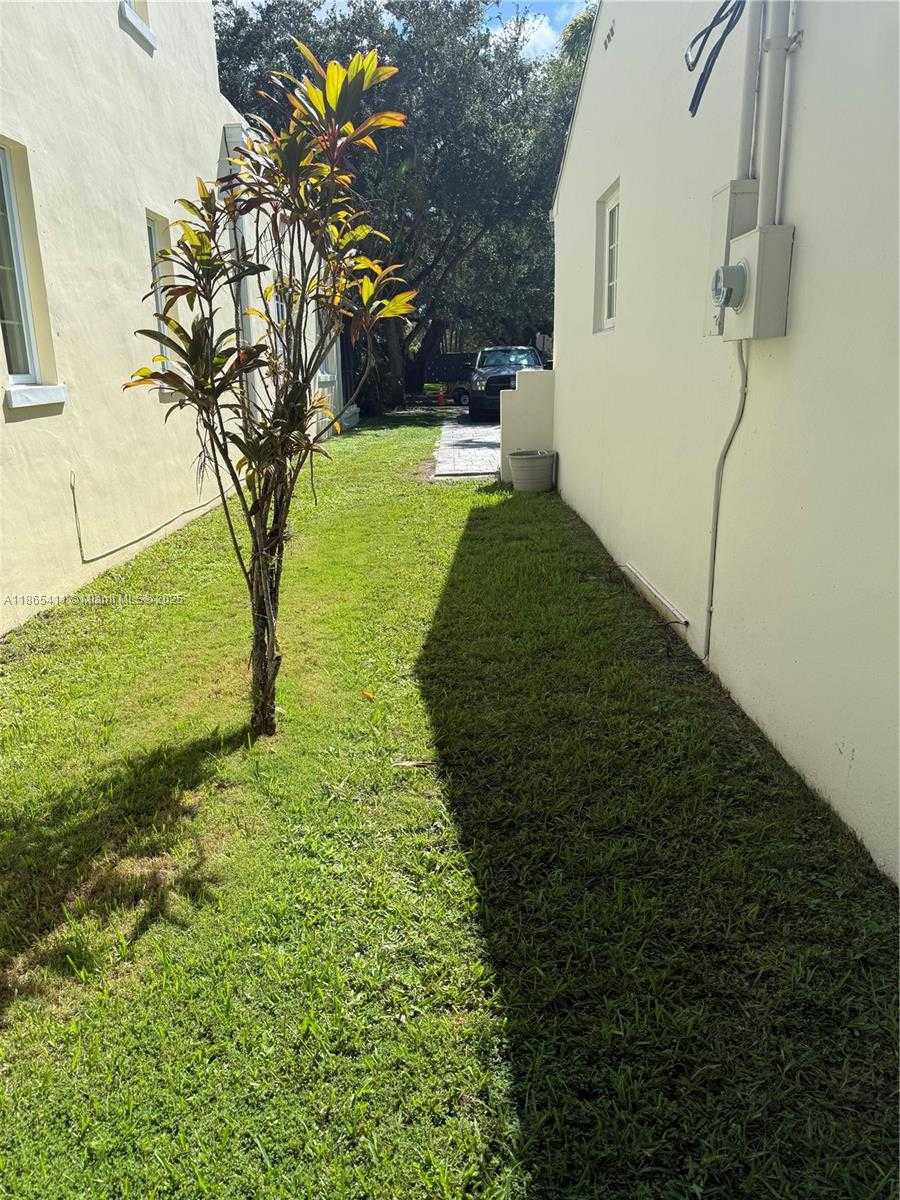Small Image of 3618 PALMARITO ST, Coral Gables Number 7
