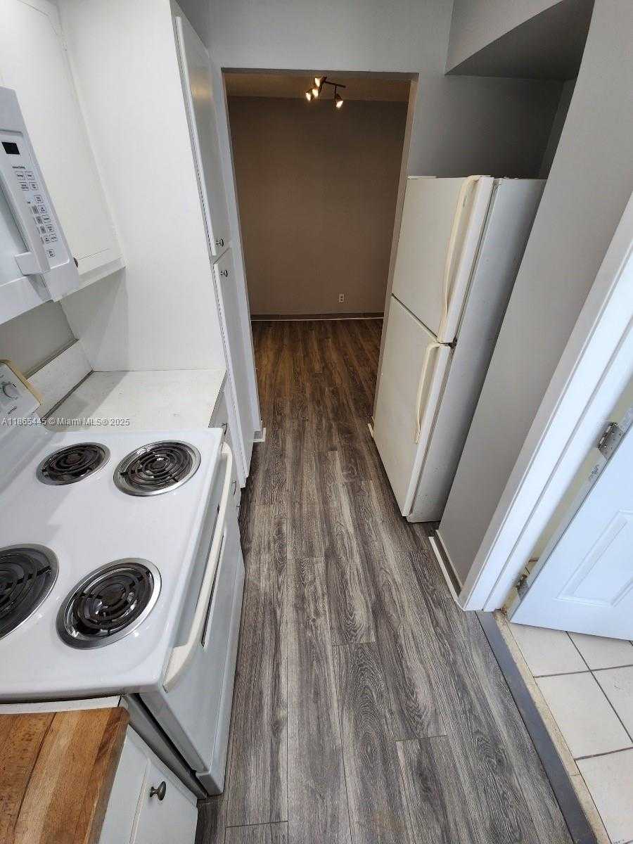 Small Image of 250 LAYNE BLVD #216, Hallandale Beach Number 4