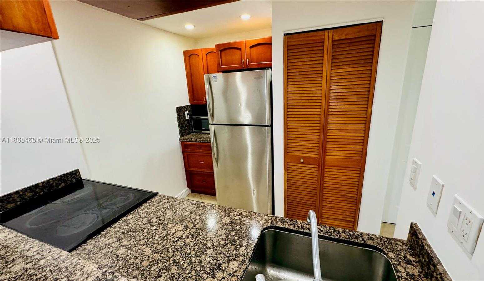 Small Image of 540 BRICKELL KEY DR #300, Miami Number 5