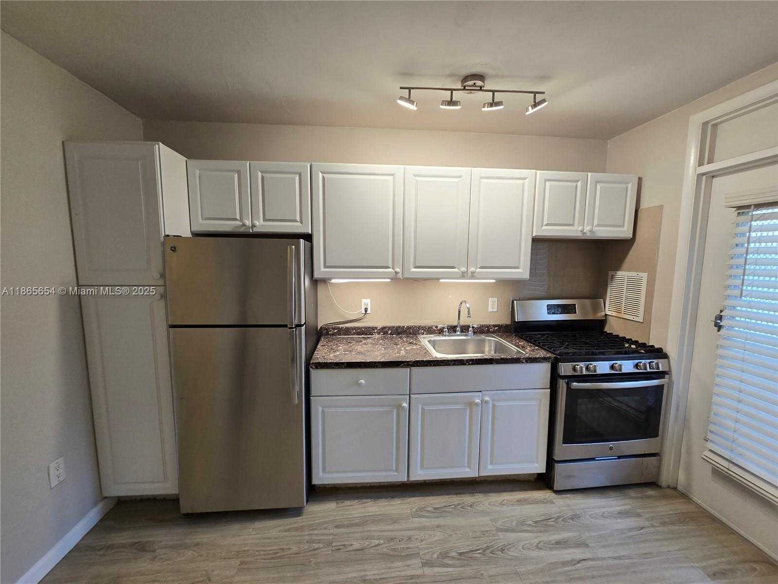 Small Image of 441 COLLINS AVE #5, Miami Beach Number 2