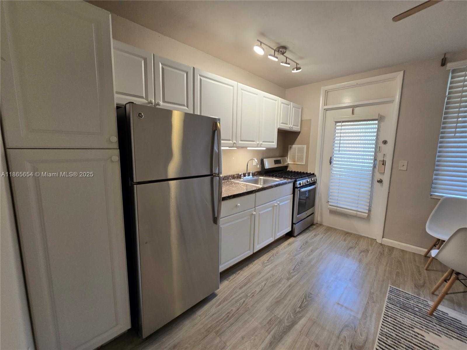 Small Image of 441 COLLINS AVE #5, Miami Beach Number 3