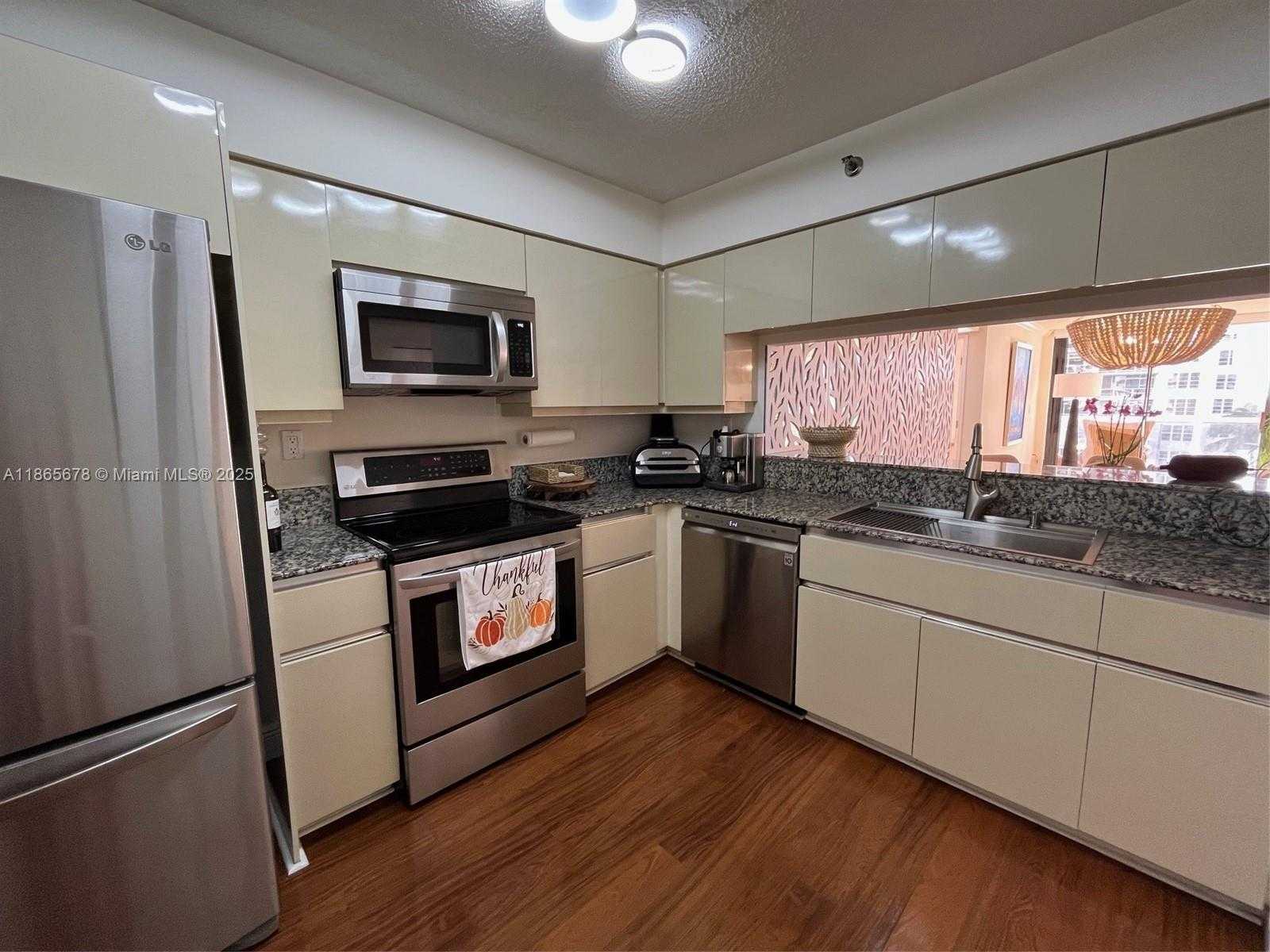 Small Image of 5757 COLLINS AVE #602, Miami Beach Number 16