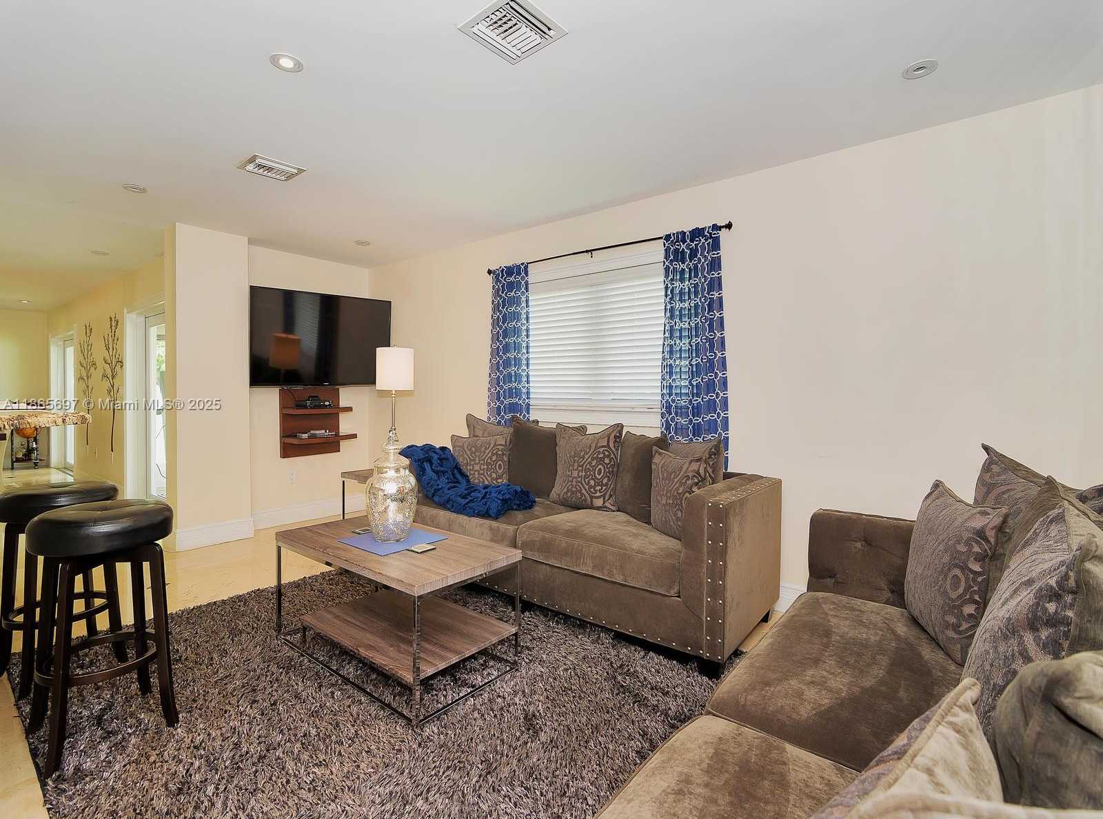 Small Image of 3141 HOLLYWOOD BLVD, Hollywood Number 19